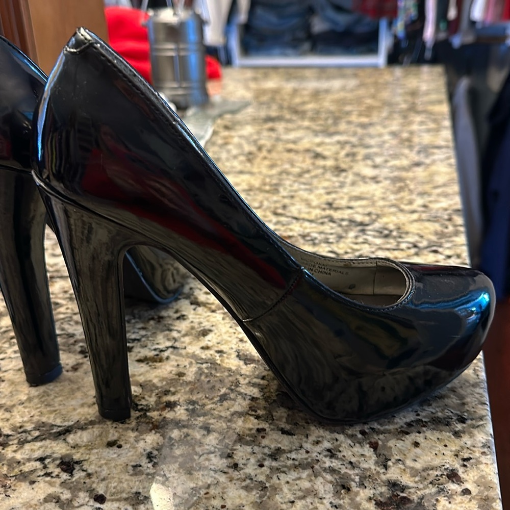 Black Guess pumps size 6